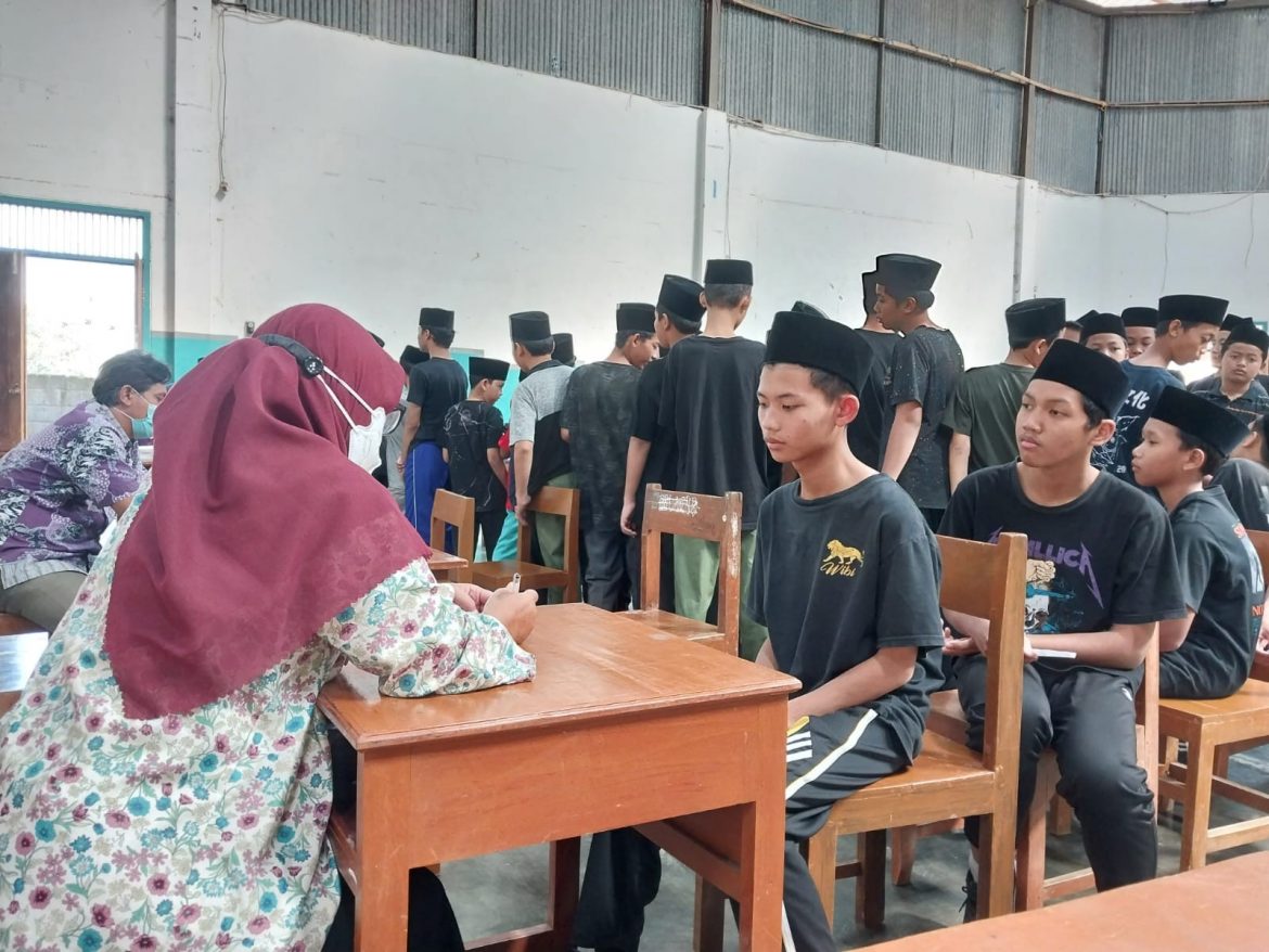 skrining-kesehatan-deteksi-TBC-SMP-Syubbanul-Wathon-Tegalrejo